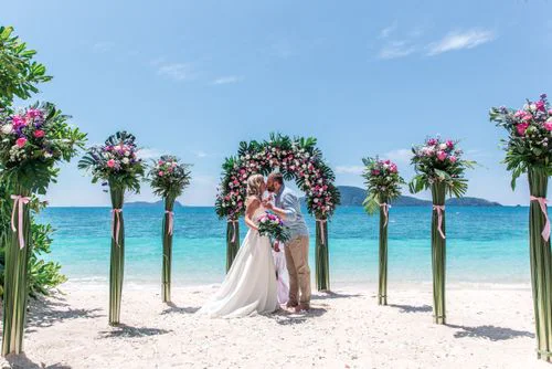 Green classic floral wedding arch, Phuket — photo 12