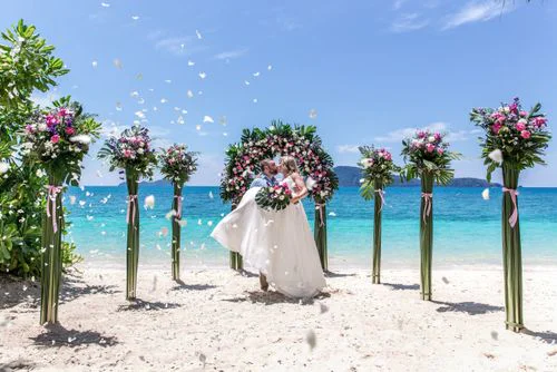 Green classic floral wedding arch, Phuket — photo 13