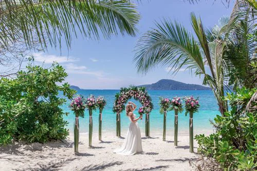 Green classic floral wedding arch, Phuket — photo 14