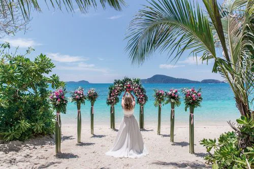 Green classic floral wedding arch, Phuket — photo 16