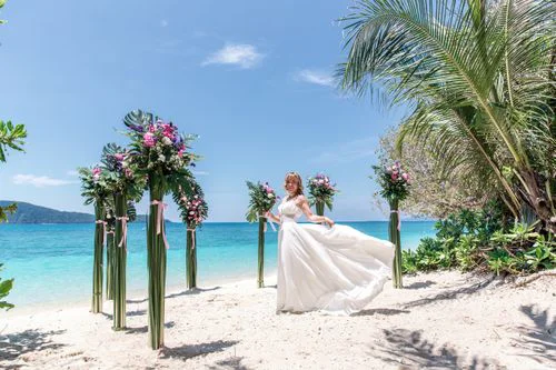 Green classic floral wedding arch, Phuket — photo 17