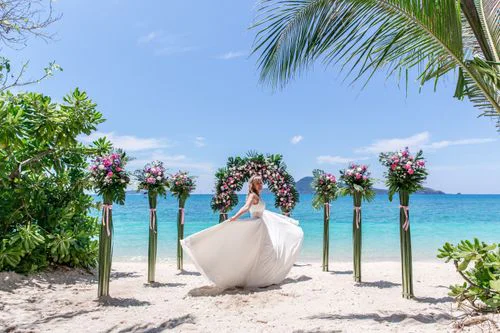 Green classic floral wedding arch, Phuket — photo 19