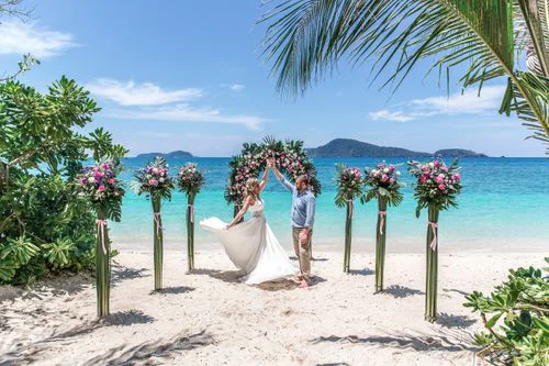 Green classic floral wedding arch, Phuket — photo 26