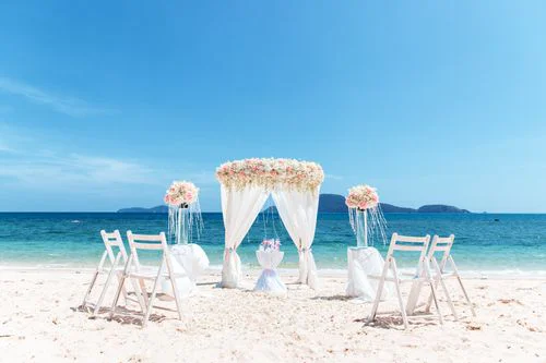 White and pink geometric wedding arch, Anya and Pasha, Phuket — photo 1