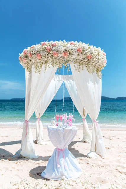White and pink geometric wedding arch, Anya and Pasha, Phuket — photo 3