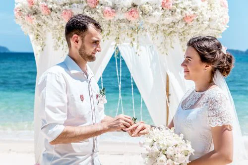 White and pink geometric wedding arch, Anya and Pasha, Phuket — photo 6