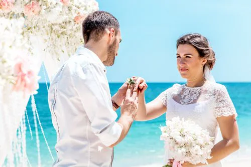 White and pink geometric wedding arch, Anya and Pasha, Phuket — photo 7