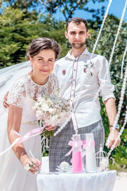 White and pink geometric wedding arch, Anya and Pasha, Phuket — photo 8