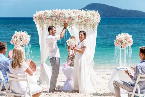 White and pink geometric wedding arch, Anya and Pasha, Phuket — photo 12