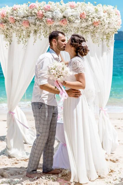 White and pink geometric wedding arch, Anya and Pasha, Phuket — photo 13