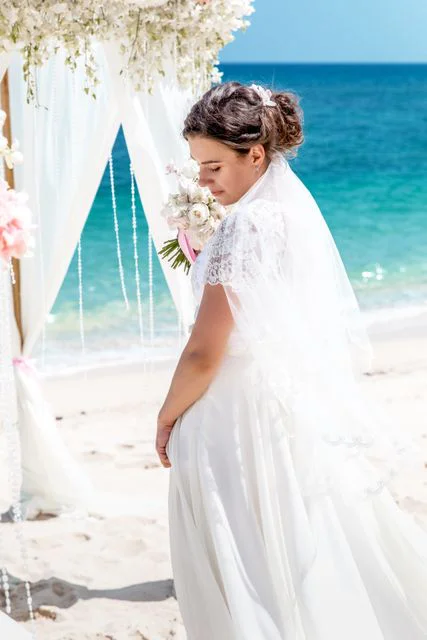 White and pink geometric wedding arch, Anya and Pasha, Phuket — photo 15