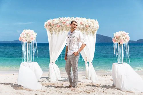 White and pink geometric wedding arch, Anya and Pasha, Phuket — photo 16