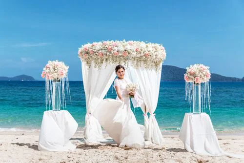 White and pink geometric wedding arch, Anya and Pasha, Phuket — photo 17