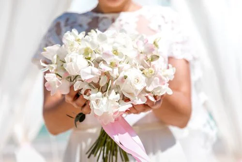 White and pink geometric wedding arch, Anya and Pasha, Phuket — photo 18