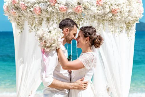 White and pink geometric wedding arch, Anya and Pasha, Phuket — photo 19