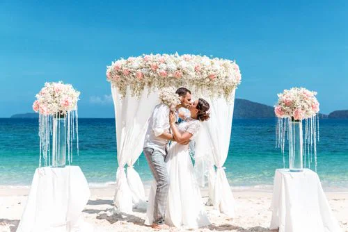 White and pink geometric wedding arch, Anya and Pasha, Phuket — photo 20