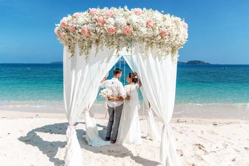 White and pink geometric wedding arch, Anya and Pasha, Phuket — photo 21