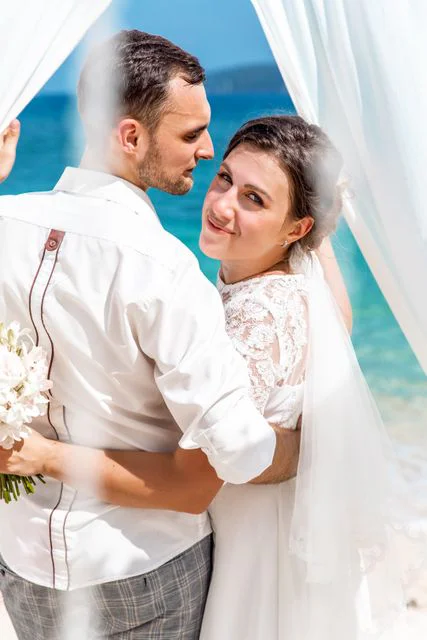 White and pink geometric wedding arch, Anya and Pasha, Phuket — photo 23