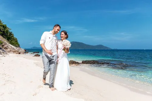 White and pink geometric wedding arch, Anya and Pasha, Phuket — photo 25