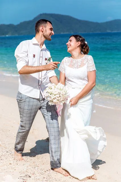 White and pink geometric wedding arch, Anya and Pasha, Phuket — photo 26
