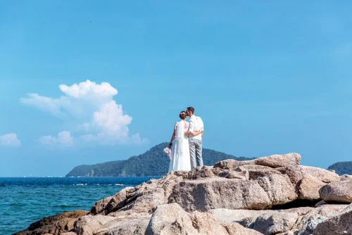 White and pink geometric wedding arch, Anya and Pasha, Phuket — photo 27