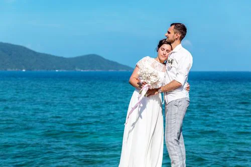 White and pink geometric wedding arch, Anya and Pasha, Phuket — photo 28