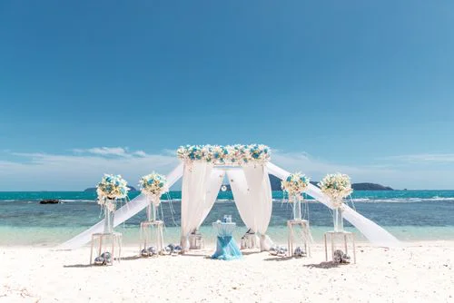 White and turquoise geometric bamboo wedding arch in Phuket — Mariya and Maksim, Phuket — photo 1