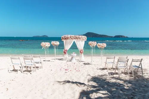 White and pink geometric wedding arch, Alla and Antonii, Phuket — photo 1
