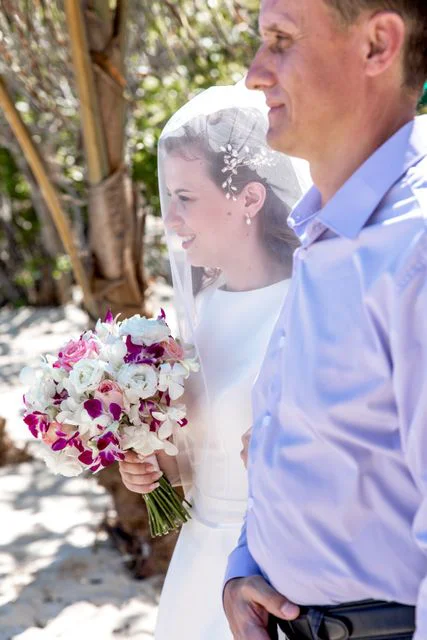 White and pink geometric wedding arch, Alla and Antonii, Phuket — photo 3