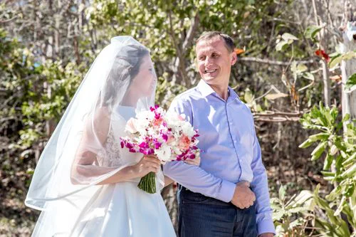 White and pink geometric wedding arch, Alla and Antonii, Phuket — photo 4