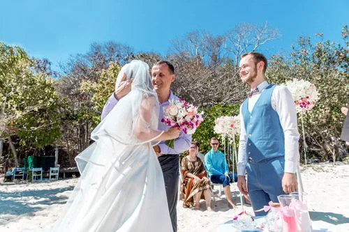White and pink geometric wedding arch, Alla and Antonii, Phuket — photo 5