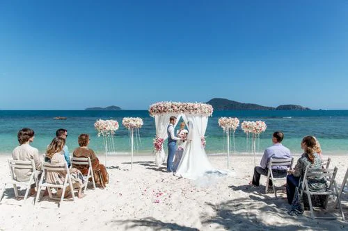 White and pink geometric wedding arch, Alla and Antonii, Phuket — photo 6