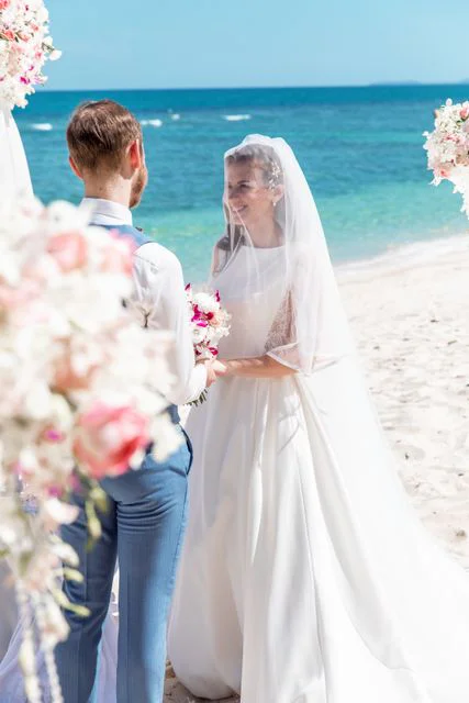 White and pink geometric wedding arch, Alla and Antonii, Phuket — photo 8