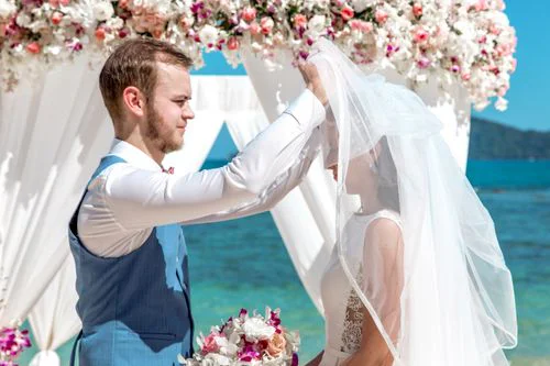 White and pink geometric wedding arch, Alla and Antonii, Phuket — photo 9