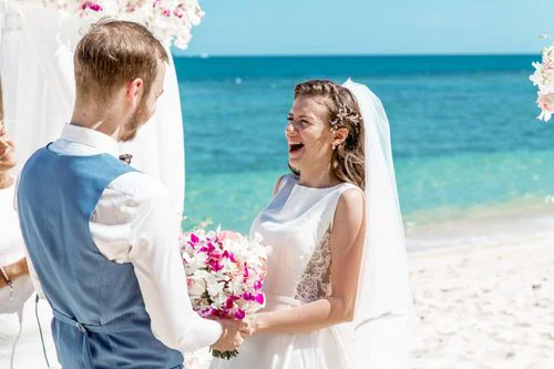 White and pink geometric wedding arch, Alla and Antonii, Phuket — photo 17