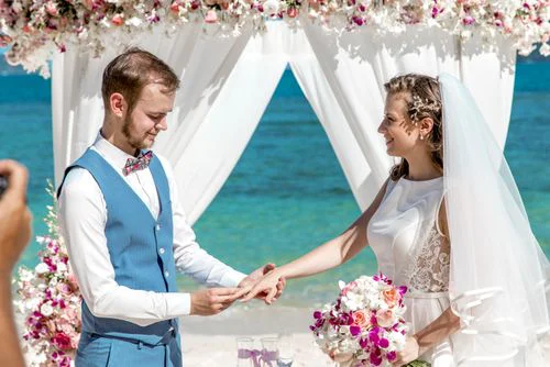 White and pink geometric wedding arch, Alla and Antonii, Phuket — photo 28