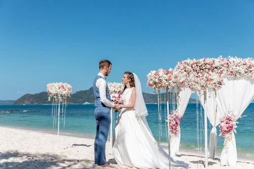 White and pink geometric wedding arch, Alla and Antonii, Phuket — photo 36