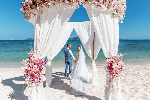 White and pink geometric wedding arch, Alla and Antonii, Phuket — photo 38