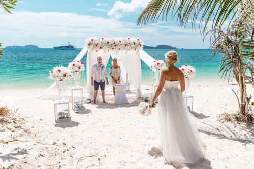 White and red geometric bamboo wedding arch, Phuket — photo 3