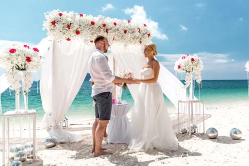 White and red geometric bamboo wedding arch, Phuket — photo 4