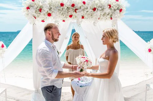 White and red geometric bamboo wedding arch, Phuket — photo 5